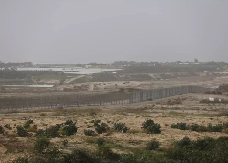 Fuerzas de Defensa de Israel capturan a 2 gazatíes armados con granadas y cuchillos en la frontera