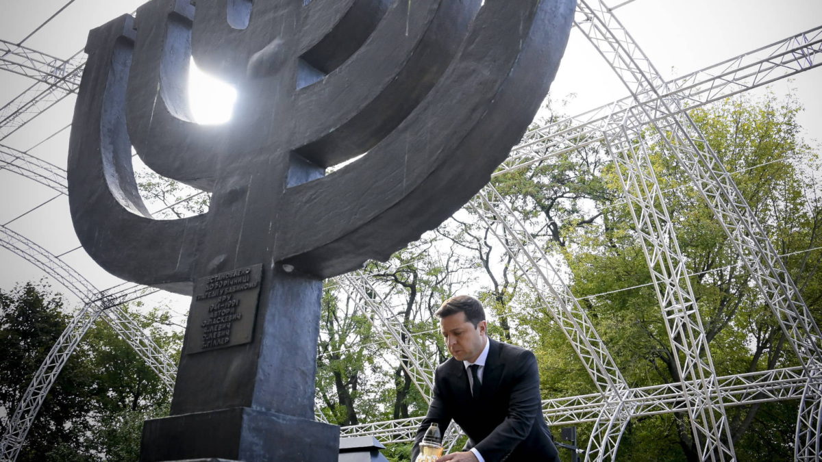 El presidente ucraniano Volodymyr Zelensky asiste a una ceremonia en el monumento a las víctimas judías de las masacres nazis, en Babyn Yar, en la capital de Ucrania, Kiev, el 29 de septiembre de 2021. (Oficina de Prensa de la Presidencia de Ucrania vía AP)