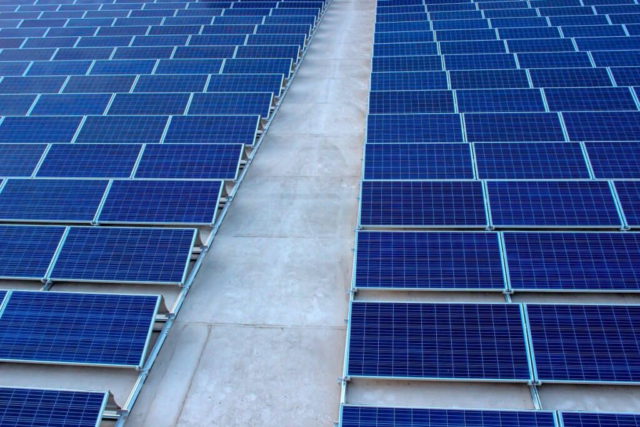 Israel prueba paneles solares flotantes con IA para generar energía limpia