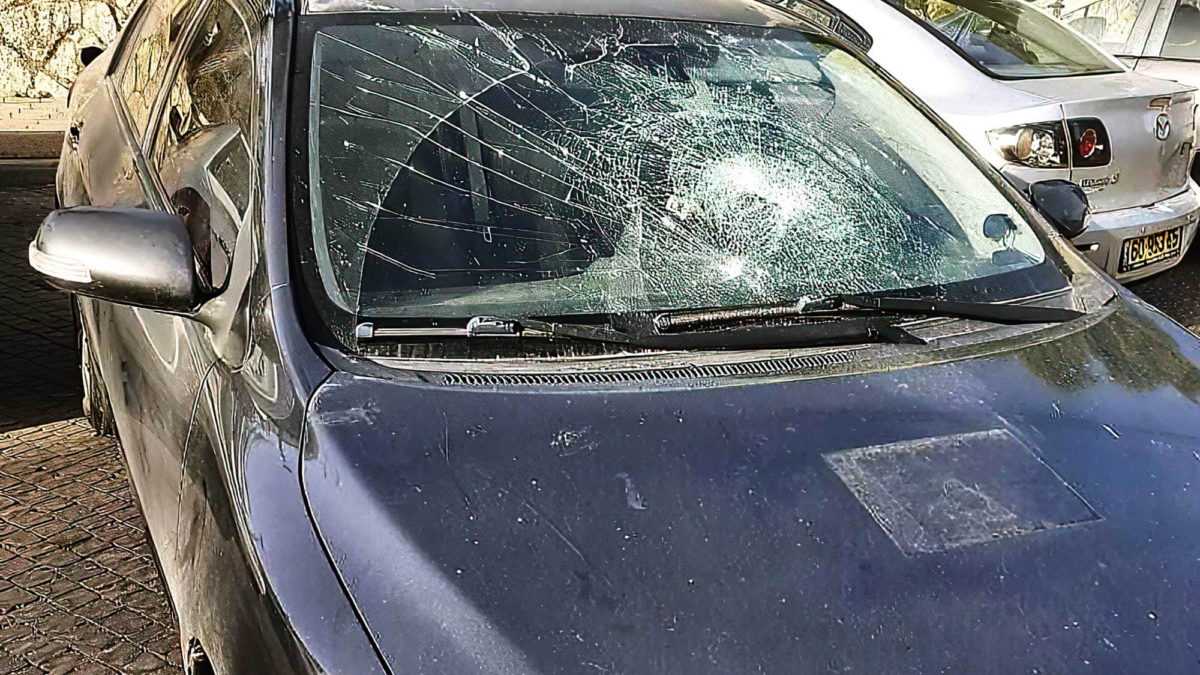 Terrorista palestino intenta asesinar a judíos en su auto en Judea y Samaria: Las FDI le dispararon
