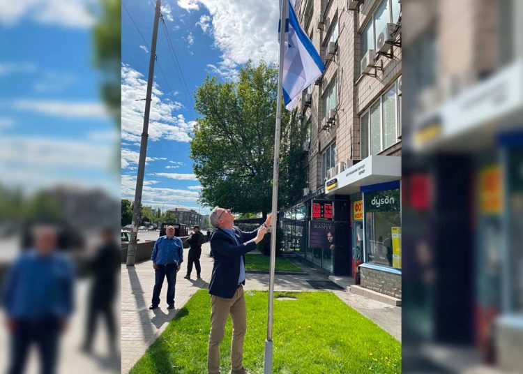 Tras semanas de cierre, el enviado de Israel a Ucrania iza la bandera frente a la embajada de Kiev