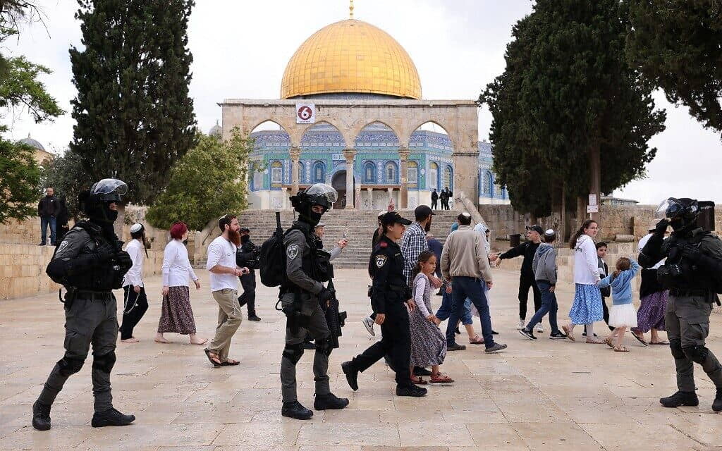 La policía israelí acompaña a un grupo de judíos que recorre el Monte del Templo el 5 de mayo de 2022, cuando el lugar sagrado de Jerusalén se reabrió a los visitantes no musulmanes. (Ahmad Gharabli/AFP)