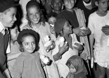 Niños judíos yemenitas con sus juguetes en el campo de Hashed, cerca de Adén, Yemen. 1949. (David Eldan/Archivo fotográfico de la GPO)