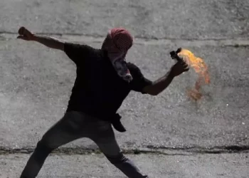 Islamistas palestinos lanzan explosivo y hieren a un policía de fronteras