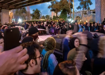Los manifestantes cantan “muerte a Jamenei” por el derrumbe de un edificio en Irán