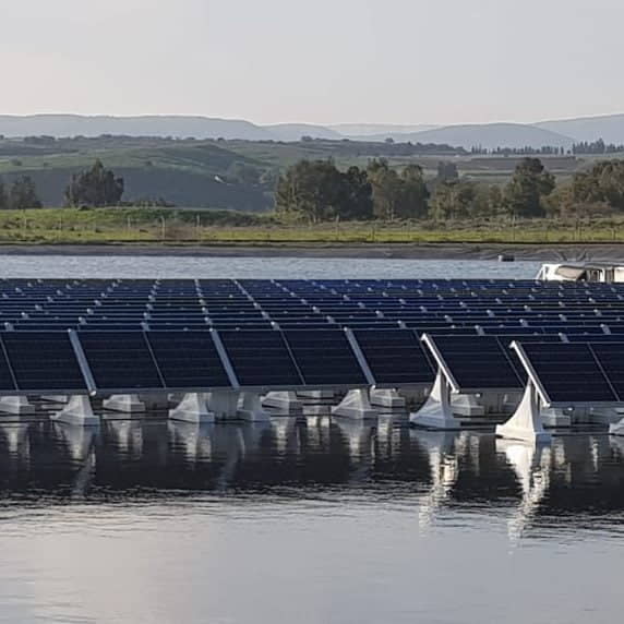 Israel prueba paneles solares flotantes con IA para generar energía limpia