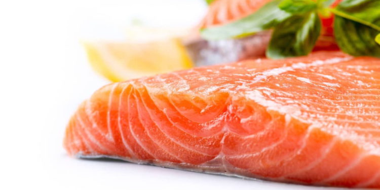 Los amantes del pescado celebran el 30.º aniversario del salmón noruego en Israel