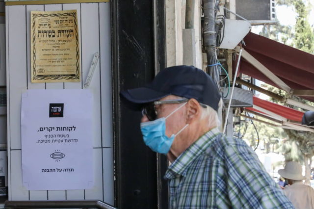Israel pide a ciudadanos que lleven máscaras ante el aumento de casos de COVID