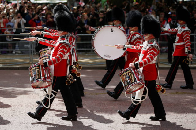 Arrestos tras la interrupción del desfile militar de la Reina Isabel