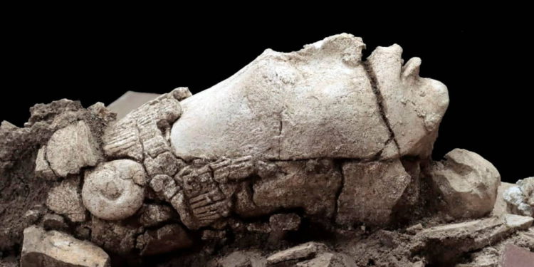 La cabeza esculpida de un dios maya es descubierta en México