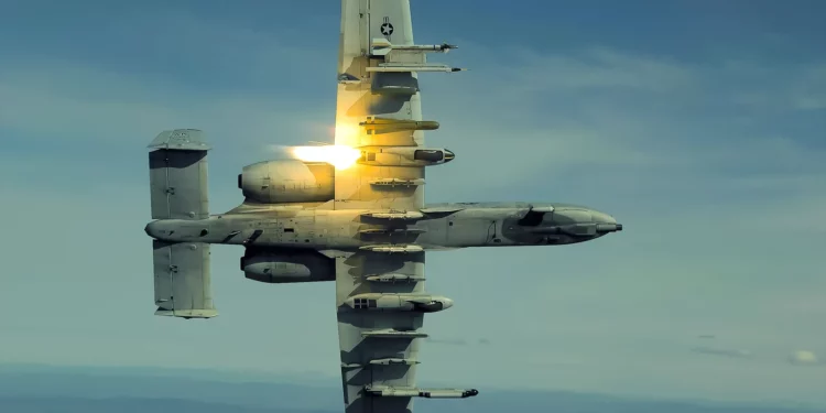 Un audaz piloto del A-10 Warthog aterriza sin tren de aterrizaje ni capota