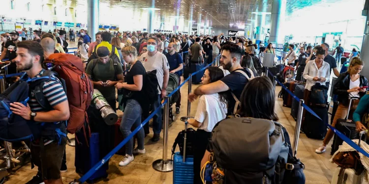 Ante el caos en los aeropuertos, se recomienda a los israelíes que viajen este verano que no lleven equipaje