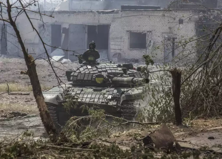 Ucrania suplica a Occidente por armas pesadas mientras Rusia presiona para aislar una ciudad clave
