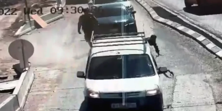 Un palestino arrebata el rifle a un policía israelí y huye a Hebrón