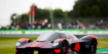 El Aston Martin Valkyrie suena de maravilla en la pista