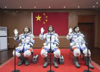 China lanza una misión para completar el montaje de su estación espacial