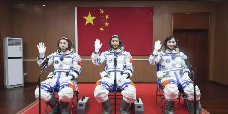 China lanza una misión para completar el montaje de su estación espacial