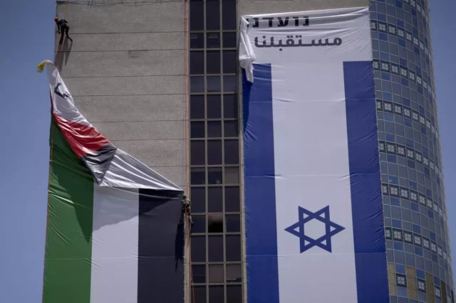 Bandera palestina retirada de la torre de Ramat Gan tras las protestas