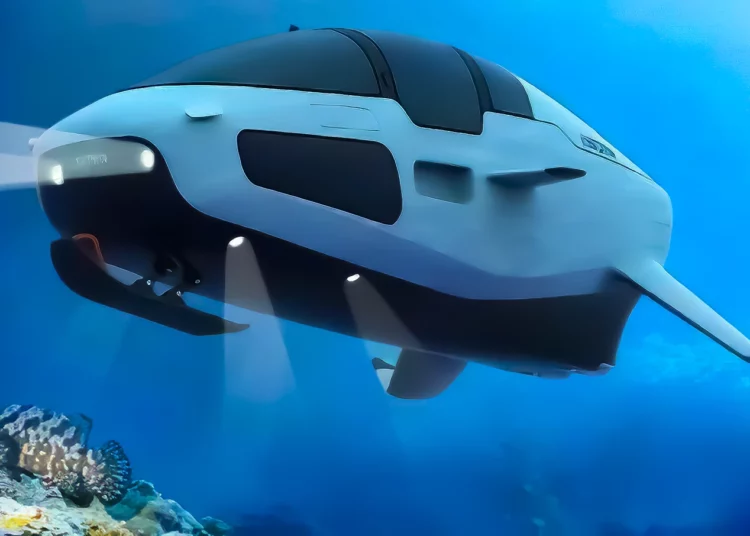 El barco futurista DeepSeaker puede sumergirse en modo submarino