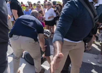 Joe Biden se cayó al intentar bajar de su bicicleta