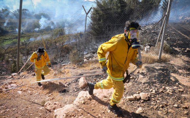 Bomberos combaten incendios en zonas cerca de Jerusalén
