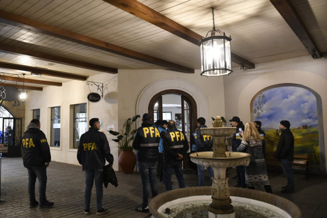 Policía argentina registra hotel de la tripulación del avión varado vinculado al CGRI