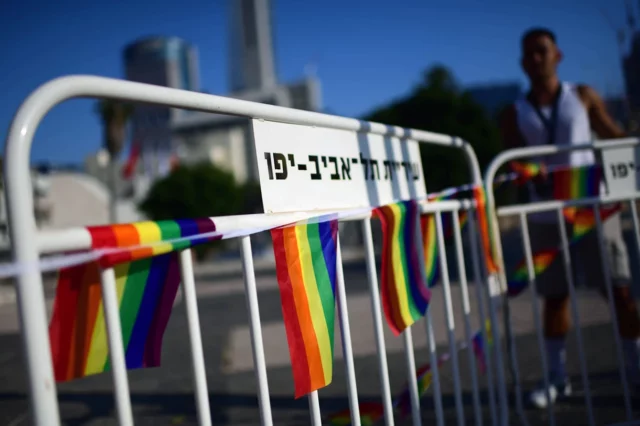 La policía cierra las carreteras mientras se esperan decenas de miles en el Desfile del Orgullo de Tel Aviv