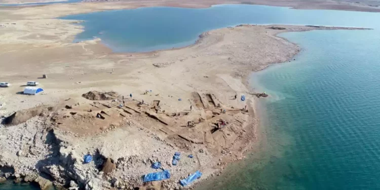 Antigua ciudad emerge de un lago vacío en Irak