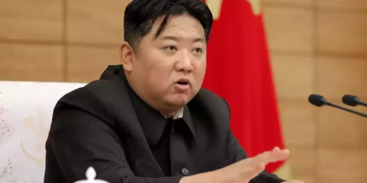 Desertores envían ayuda a Corea del Norte en medio de un brote masivo de COVID