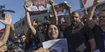 Liberan a 14 agentes de seguridad de la AP acusados de matar a golpes a un crítico de Abbas