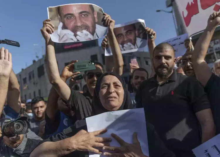 Liberan a 14 agentes de seguridad de la AP acusados de matar a golpes a un crítico de Abbas