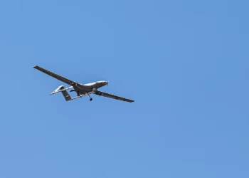 Un vehículo aéreo de combate no tripulado Bayraktar TB2 se ve durante un vuelo de demostración en el festival aeroespacial y tecnológico Teknofest en Bakú, Azerbaiyán 27 de mayo de 2022. REUTERS/Aziz Karimov/File Photo