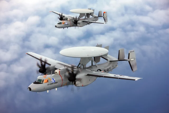 E-2 Hawkeye: el arma contra el sigilo que detecta al J-20 y al Su-57