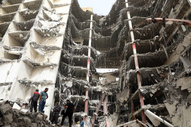 El número de muertos en el catastrófico derrumbe de un edificio en Irán se eleva a al menos 38