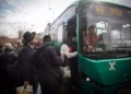 Los conductores de autobús en huelga el viernes por la mañana, exigiendo mayores salarios y más seguridad