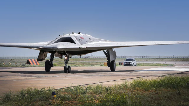 El avión teledirigido S-70 de Rusia está casi listo para cazar