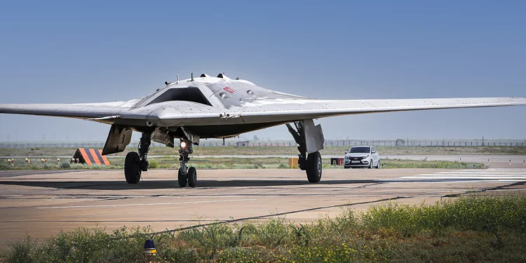 El avión teledirigido S-70 de Rusia está casi listo para cazar