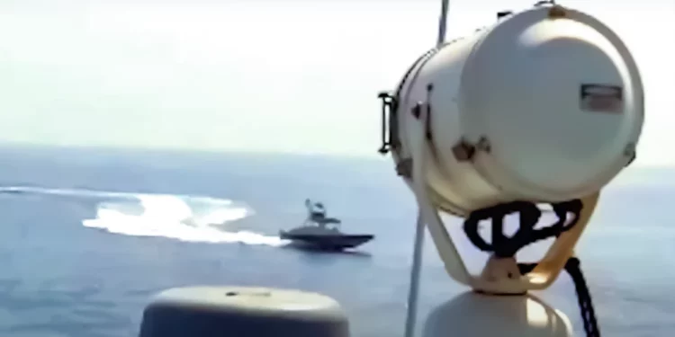La Marina de EE. UU. reporta encuentro “inseguro” con los Guardias de Irán en el Estrecho de Ormuz