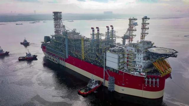 La plataforma flotante de producción de gas de Energean atraca en aguas israelíes