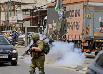 Las tropas israelíes detienen a un sospechoso de terrorismo durante una redada nocturna en Judea y Samaria