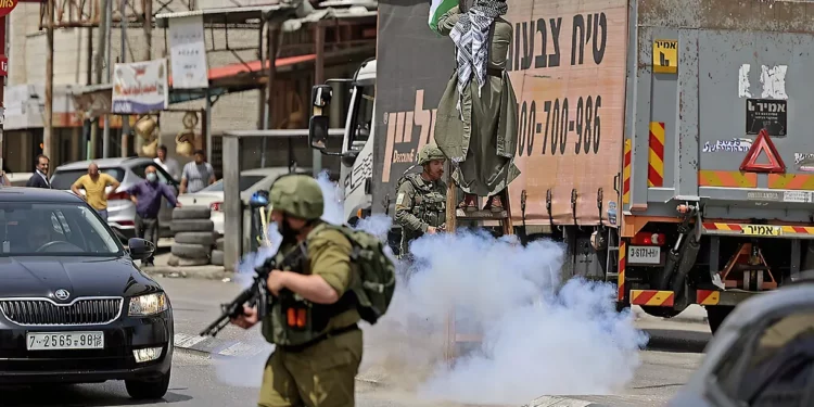 Las tropas israelíes detienen a un sospechoso de terrorismo durante una redada nocturna en Judea y Samaria