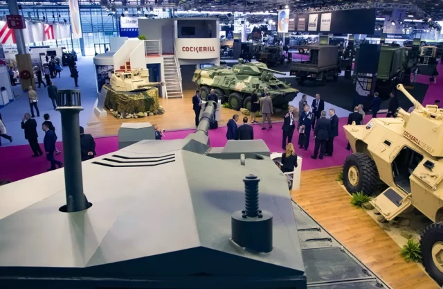 Ante la creciente demanda, las empresas de defensa israelíes exponen sus productos en París