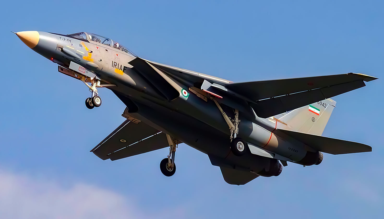 Avión de combate F-14 Tomcat iraní se estrella: pilotos sobreviven