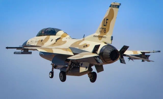 El primer F-16D «MiG Killer» ha recibido un nuevo esquema de color de camuflaje retro