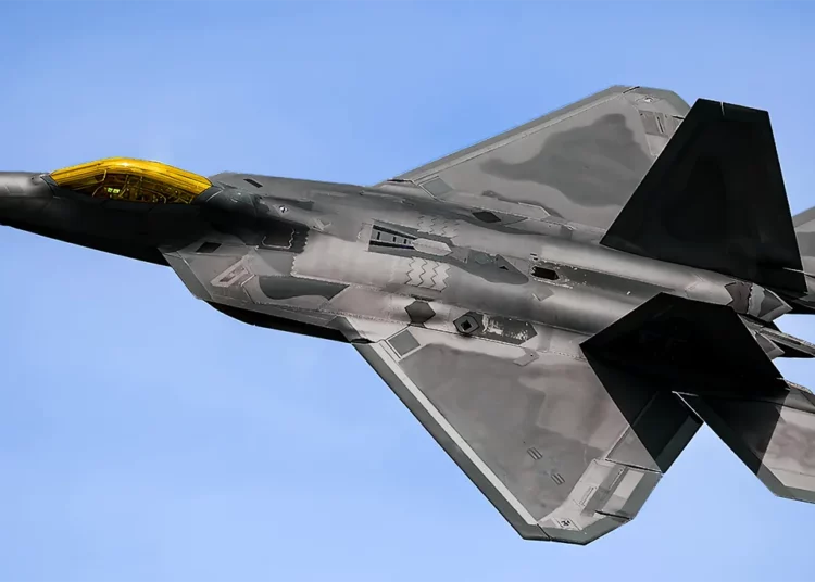 ¿Puede el F-22 Raptor volar en “modo bestia”?