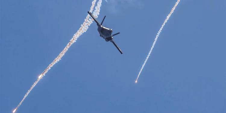 Este vídeo demuestra que el F-22 Raptor es imparable