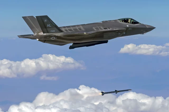 Cazas F-35 armados con “mortíferos” misiles AIM-120 por primera vez