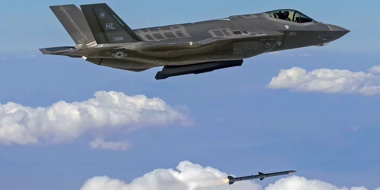 Cazas F-35 armados con “mortíferos” misiles AIM-120 por primera vez