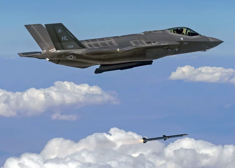 Cazas F-35 armados con “mortíferos” misiles AIM-120 por primera vez