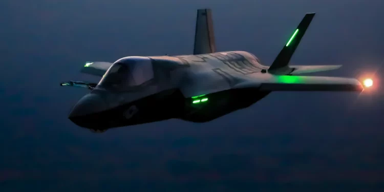 ¿Podría el caza furtivo F-35 derribar un ICBM con rayos láser?